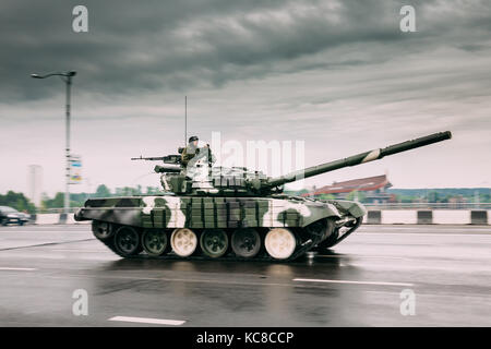 Biélorussie, Minsk. Char militaire avec tankman se déplaçant le long de la rue pendant l'entraînement avant la célébration de la fête nationale - le jour de l'indépendance de BE Banque D'Images