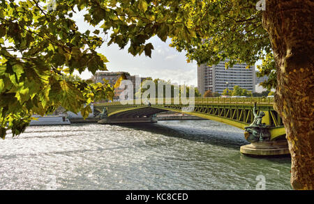 Pont Mirabeau sur la Seine à Paris. Banque D'Images