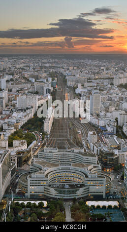 Vue aérienne de la gare Montparnasse à Paris au coucher du soleil. Banque D'Images