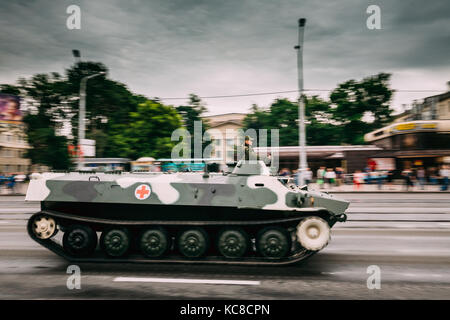 Biélorussie, Minsk. de combat d'infanterie ou véhicule de combat d'infanterie d'une croix rouge, se déplaçant le long street au cours de la formation avant de célébration de la Banque D'Images