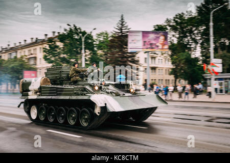 Biélorussie, Minsk. Char militaire avec char se déplaçant le long de la rue pendant l'entraînement avant la célébration de la fête nationale - jour de l'indépendance de la Biélorussie. Banque D'Images