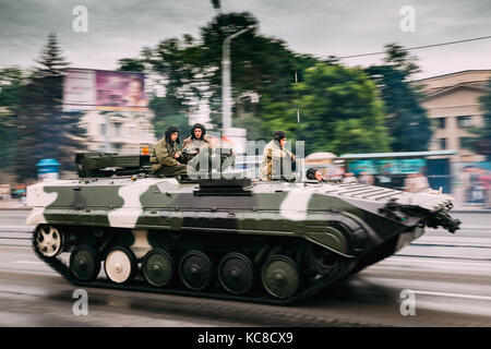 Biélorussie, Minsk. char militaire avec tankistes se déplaçant le long street au cours de la formation avant de célébration de la fête nationale - Le jour de l'indépendance du Bélarus. Banque D'Images