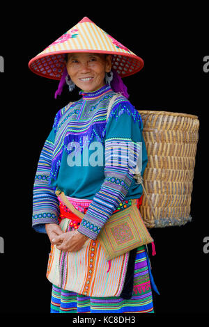 SIN CHENG, VIETNAM, 26 octobre 2016 : femme avec chapeau et panier. Les femmes des montagnes du nord du Vietnam portent leurs meilleurs vêtements traditionnels lorsqu'elles vont à t Banque D'Images