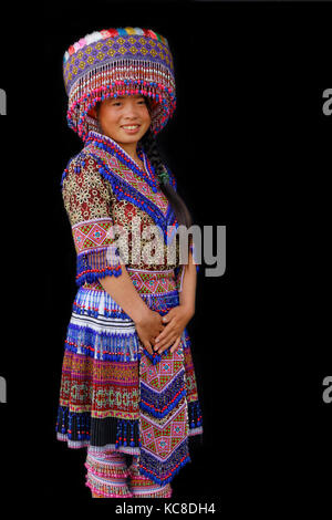 SIN CHENG, VIETNAM, 26 octobre 2016 : UNE jeune femme de H'Mong. Les femmes des montagnes du nord du Vietnam portent leurs meilleurs vêtements traditionnels lorsqu'elles vont au mal Banque D'Images