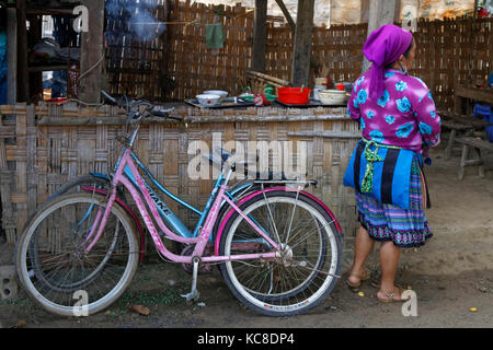 LAO CAI, Vietnam, 24 Octobre 2016 : Femme sur un petit marché. Les femmes HMong du Vietnam du Nord portent leurs vêtements traditionnels en allant au village fo Banque D'Images