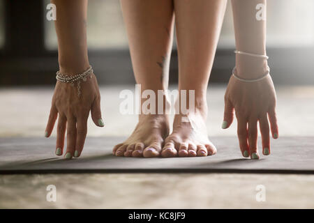 Close up of female hands touching tapis de yoga Banque D'Images