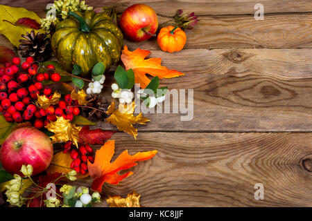 Message d'action de grâce avec fond squash vert, les pommes, les baies et les feuilles d'automne Rowan sur la vieille table en bois, copy space Banque D'Images