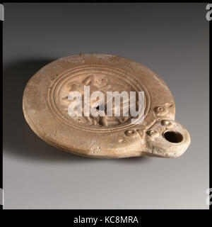 Lampe, Roman, terre cuite, Total : 1 x 4 1/8 in. (2,5 x 10,5 cm), en terre cuite Banque D'Images