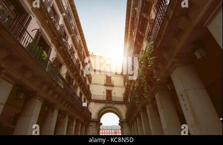 Couloir entre des anciens bâtiments avec gateway arch au soleil en espagne Banque D'Images