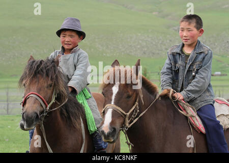BAT-ULZII, MONGOLIE, 14 juillet 2013 : deux jeunes garçons se trouvent au milieu de la steppe mongole.La moitié de la population mongole a une vie nomade. Banque D'Images