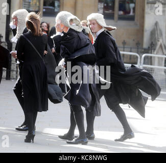 Pic : montre dame Hale épée en tant que premier chef de la Cour suprême de justice. Jour de vent à l'abbaye de Westminster a vu se gonflant robes et perruques détenu à serré e Banque D'Images