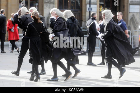 Pic : montre dame Hale épée en tant que premier chef de la Cour suprême de justice. Jour de vent à l'abbaye de Westminster a vu se gonflant robes et perruques détenu à serré e Banque D'Images