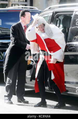 Pic : montre dame Hale épée en tant que premier chef de la Cour suprême de justice. Jour de vent à l'abbaye de Westminster a vu se gonflant robes et perruques détenu à serré e Banque D'Images