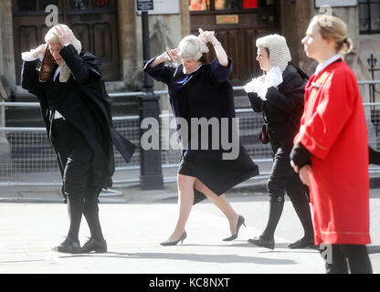 Pic : montre dame Hale épée en tant que premier chef de la Cour suprême de justice. Jour de vent à l'abbaye de Westminster a vu se gonflant robes et perruques détenu à serré e Banque D'Images