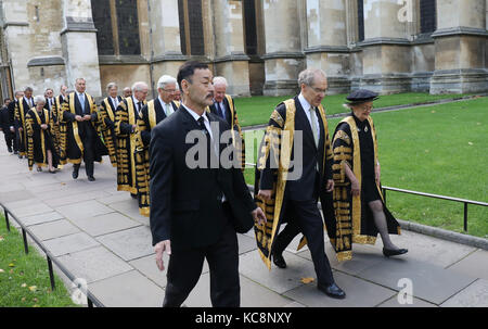 Pic : montre dame Hale épée en tant que premier chef de la Cour suprême de justice. Jour de vent à l'abbaye de Westminster a vu se gonflant robes et perruques détenu à serré e Banque D'Images