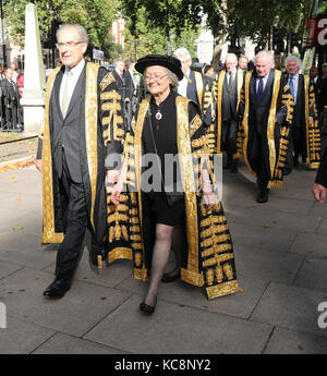 Pic : montre dame Hale épée en tant que premier chef de la Cour suprême de justice. Jour de vent à l'abbaye de Westminster a vu se gonflant robes et perruques détenu à serré e Banque D'Images