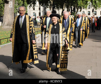 Pic : montre dame Hale épée en tant que premier chef de la Cour suprême de justice. Jour de vent à l'abbaye de Westminster a vu se gonflant robes et perruques détenu à serré e Banque D'Images