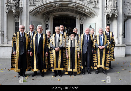 Pic : montre dame Hale épée en tant que premier chef de la Cour suprême de justice. Jour de vent à l'abbaye de Westminster a vu se gonflant robes et perruques détenu à serré e Banque D'Images