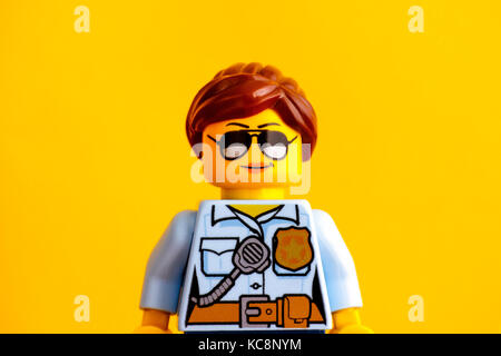 Tambov, Fédération de Russie - juin 03, 2017 Portrait de femme lego playmobil - 5116 - moto sur fond jaune. studio shot. Banque D'Images