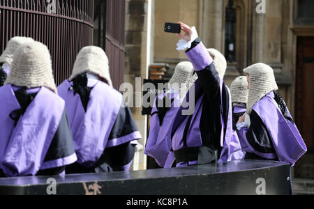 Pic : montre dame Hale épée en tant que premier chef de la Cour suprême de justice. Jour de vent à l'abbaye de Westminster a vu se gonflant robes et perruques détenu à serré e Banque D'Images