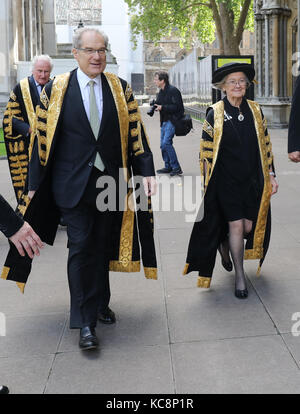 Pic : montre dame Hale épée en tant que premier chef de la Cour suprême de justice. De gauche à droite, rangée avant - Lord Mance, Lady Hale, Pic par Gavin Rodgers/Pixel 80 Banque D'Images