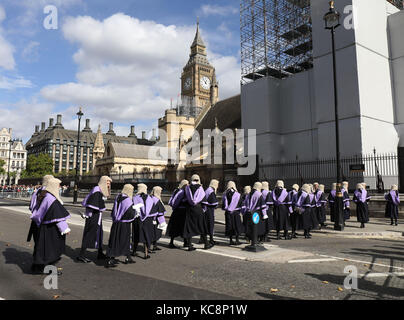 Pic : montre dame Hale épée en tant que premier chef de la Cour suprême de justice. Jour de vent à l'abbaye de Westminster a vu se gonflant robes et perruques détenu à serré e Banque D'Images