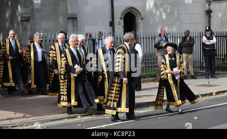 Pic : montre dame Hale épée en tant que premier chef de la Cour suprême de justice. De gauche à droite, rangée avant - Lord Mance, Lady Hale, Pic par Gavin Rodgers/Pixel 80 Banque D'Images