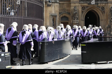 Pic : montre dame Hale épée en tant que premier chef de la Cour suprême de justice. Jour de vent à l'abbaye de Westminster a vu se gonflant robes et perruques détenu à serré e Banque D'Images