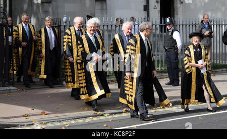 Pic : montre dame Hale épée en tant que premier chef de la Cour suprême de justice. De gauche à droite, rangée avant - Lord Mance, Lady Hale, Pic par Gavin Rodgers/Pixel 80 Banque D'Images