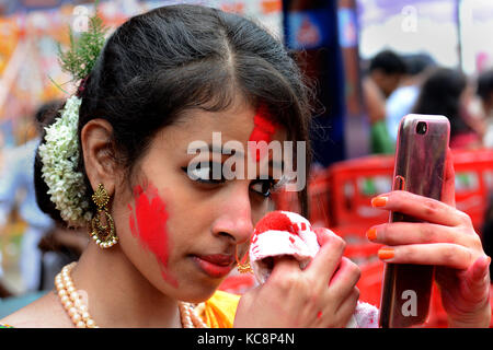 Célèbre rituel bengali, le Khela couvert pendant le festival Durga Puja Banque D'Images