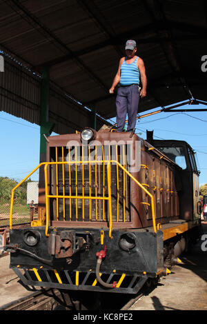 TRINIDAD, CUBA, le 19 FÉVRIER 2014 : Homme préparant une ancienne locomotive pour un trajet touristique à la station Trinidad.Valle de los Ingenios et Trinité voisine Banque D'Images