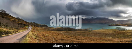 Panorama de l'hiver de neige sur le Loch Na Keal et Ben plus sur l'île de Mull, en Ecosse Banque D'Images