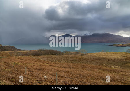 Des averses de neige d'hiver sur le Loch Na Keal et Ben plus sur l'île de Mull, en Ecosse Banque D'Images