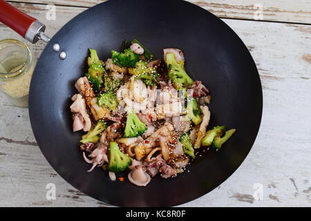 Wok de calmars frits avec brocoli, sauce de soja et de graines de sésame Banque D'Images