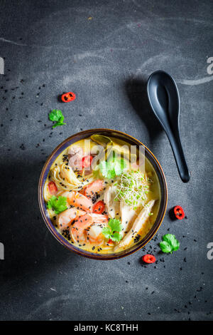 Savoureuse soupe malaisienne au poulet et aux crevettes Banque D'Images