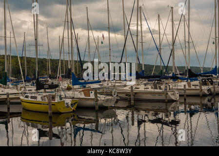 Les voiliers sont ancrés dans un lac Seneca Marina. Banque D'Images