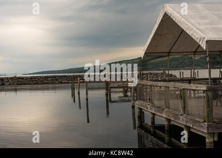 Surplombant le lac Seneca dans Watkins Glen, situé dans la région des lacs Finger de l'État de New York Banque D'Images