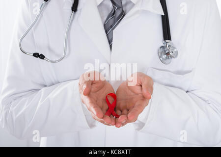 Close-up of a male doctor holding stethoscope avec ruban sida Banque D'Images