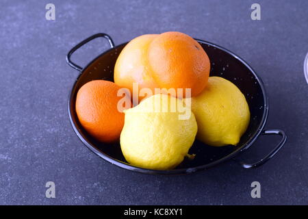 Frais de collecte d'agrumes oranges, citrons et mandarines sur un fond abstrait gris. style de vie méditerranéen. alimentation saine. Banque D'Images