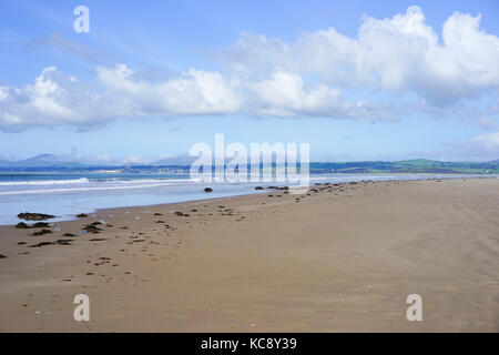 Plage à Harlech vers Criccieth, Gwynedd, au nord du Pays de Galles, Royaume-Uni. Banque D'Images