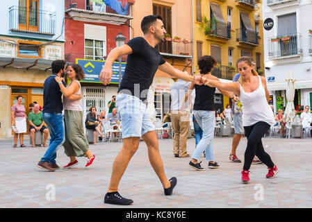 Les jeunes dansant, lors d'une soirée d'été à la Plaza del Dr Collado couples profiter d'une séance de danse de style 1940, Valence, Espagne Banque D'Images