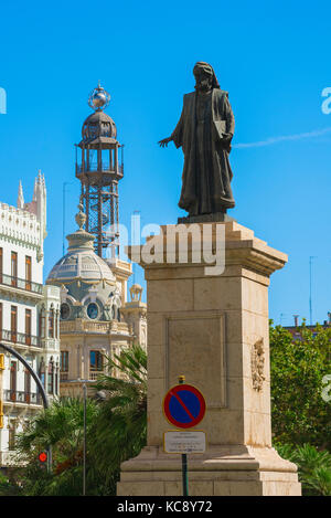 Plaza del Ayuntamiento de Valencia, de la statue de Francesco de Vinatea avec le bâtiment du bureau de poste tower dans le fond,Valence, Espagne. Banque D'Images