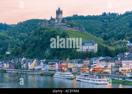 Château Reichsburg Cochem est plus qu'un château. C'est le plus grand château sur la colline-Mosel, Allemagne. Banque D'Images