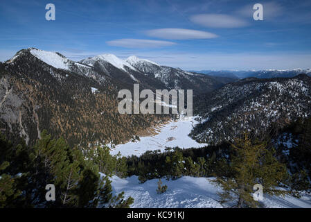 Vue sur montagnes enneigées au printemps et de nuages lenticulaires, garmisch-partenkirchen, Bavière, Allemagne Banque D'Images