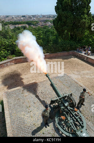 Rome est midi canon des armes à feu soit tiré sur le mont Janicule (aka Gianicolo). Banque D'Images