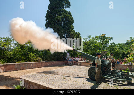 Rome est midi canon des armes à feu soit tiré sur le mont Janicule (aka Gianicolo). Banque D'Images