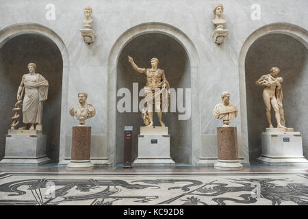 Rome. L'Italie. Braccio Nuovo galerie de sculptures, Auguste de Prima Porta (centre), Musée Chiaramonti, Musées du Vatican. Musei Vaticani. Banque D'Images