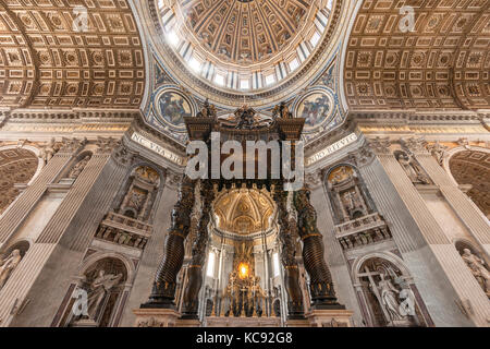 Intérieur et dôme de la Basilique St Pierre dans la Cité du Vatican à Rome. Banque D'Images