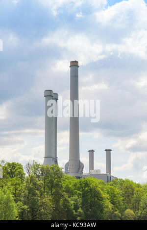 Principale cause de pollution de l'atmosphère est d'émissions industrielles à partir de la cheminée de l'usine Banque D'Images