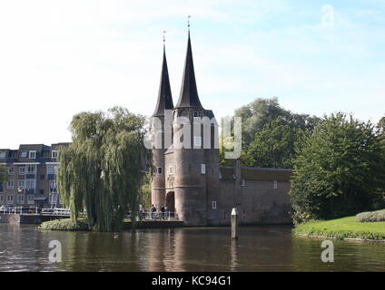 Porte est pittoresque (Oostpoort) Rijn-Schiekanaal, au coin sud-est de la ville de Delft, Hollande méridionale, Pays-Bas. Banque D'Images